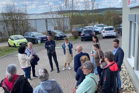 Frauenbeauftragte der Ortsverbände Kreisgeschäftsstelle Bad Kissingen Die Delegation der Kreisgeschäftsstelle mit den Frauenbeauftragten auf dem Weg zum barrierefreien Wohnmobil
