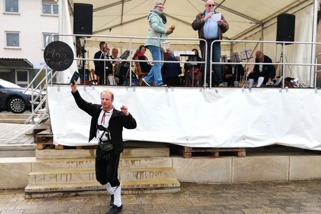 Einer der Gewinner des Schätzrätsels freut sich über seinen Gewinn Ein Gewinner des Schätzrätsels verlässt freudig den Marktplatz
