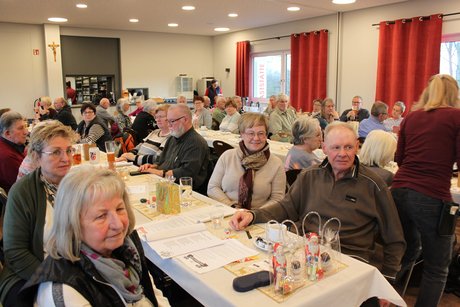 Teilnehmer*innen bei der Adventsfeier