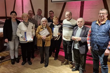Foto: Ehrungen mit (von li.) 1. B&uuml;rgermeisterin Angela Hofmann, Hanni Wachter, von re. 2. Vorsitzender Martin Gareis, 1. Vorsitzender Heinz Hausmann, VdK-Lotse G&uuml;nter Bauer mit den geehrten Mitgliedern.