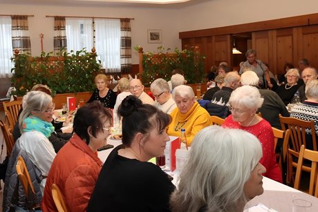 Feier im fast vollbesetzten Saal