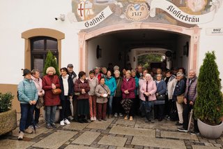 Trotz Regen und widrigen Temperaturen war der Besuch der Gartenschau für alle Teilnehmern der Fahrt wieder ein kleines Erlebnis. Am Nachmittag ging es dann wieder Richtung Heimat mit einer Zwischenstation im Gasthof Klosterbräu in Schlehdorf. Bei Kaffee und Kuchen oder einer ordentlichen Brotzeit wurde der Tag ausklingen lassen.