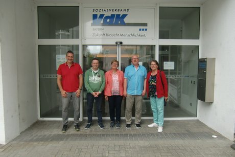 Bild zeigt die Vorstandschaft des VdK Esselbach-Altfeld mit Carsten Vetter am Eingang der Bezirksgesch&auml;ftsstelle W&uuml;rzburg