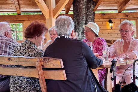 Angeregte Gespräche beim Biergartenbesuch