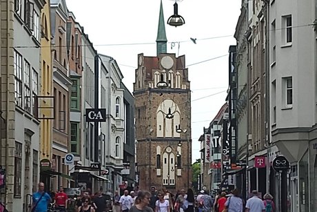 Abgebildet ist im Hintergrund eine Kirche