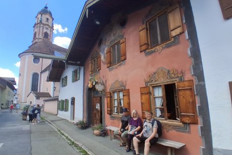 Eingang zum Geigenbaumuseum in Mittenwald mit rastenden Fahrg&auml;sten