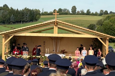 Gottesdienst im Freien mit Ansicht des Altars
