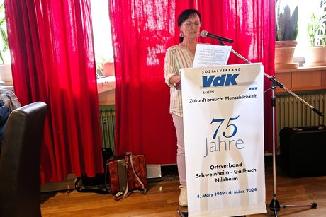 Doris Anders mit ihrem Vortrag "Die Tränen der Frauen" Doris Anders mit ihrem Vortrag "Die Tränen der Frauen"