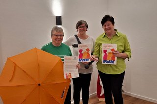 Bild Kreisvorsitzende Andrea Wendt mit Frauenbetreuerin Resi Hummelberger mit Rosa Kaps