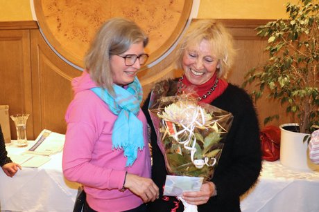 Auf dem Foto wird die Vorsitzende Monika Faber, f&uuml;r ihre 20j&auml;hrige Mitgliedschaft ausgezeichnet. Ihre Stellvertreterin &uuml;berreicht einen Blumenstrau&szlig;.
