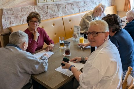 Gemeinsam den nächsten Wurf planen – Ani Pitsch (rechts im Vordergrund) und ihre Mitspieler*innen sind mit vollem Einsatz dabei. Lachen, grübeln, jubeln – hier lebt der Teamgeist! Gemeinsam den nächsten Wurf planen – Ani Pitsch (rechts im Vordergrund) und ihre Mitspieler*innen sind mit vollem Einsatz dabei. Lachen, grübeln, jubeln – hier lebt der Teamgeist!