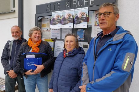 Von li.: Robert Hölzl, Silvia Ragaller, Irmgard Hölzl, Josef Reicherseder vor den VdK-Plakaten an der Alten Kirche in Pleinting sind startklar zur diesjährigen Herbstsammlung „Helft Wunden heilen“