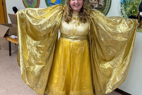 Das Christkind pr&auml;sentiert sich in Ihrem tollem Kleid