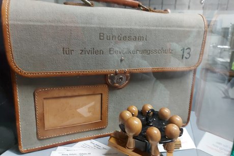 Koffer und Stempel des Bundesamtes Ziviler Bev&ouml;lkerungsschutz