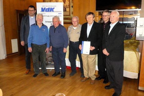 Ehrung langjähriger Mitglieder von links: Erster Bürgermeister Rainer Gegner, Alfred Bauer, Wilhelm Schuh, Günther Leibold, Gerhard Weiss, stv. Kreisvorsitzender Jan Ziegler, Ortsvorsitzender und stv. Kreisvorsitzender Walter Hartmann