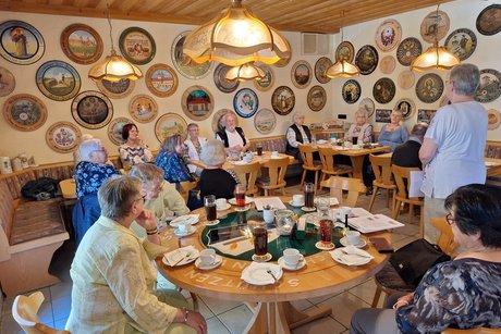 Kaffeerunde mit Begr&uuml;&szlig;ung