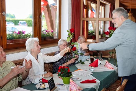 Der Vorsitzende überreicht jedem VdK-Mitglied eine rote Rose Der Vorsitzende überreicht jedem VdK-Mitglied eine rote Rose
