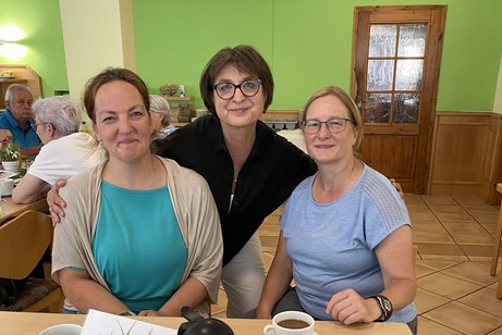 Adelheid Seifert mit Yvonne G&ouml;tz und einer Kollegin