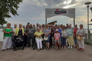 VdK Halbtagesausflug, Gruppenfoto der Teilnehmenden vor dem Schiffsanlegesteg in Herrsching am Ammersee