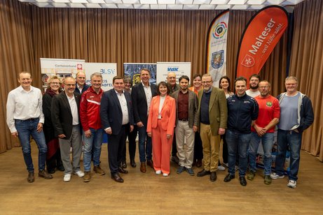 Landratskandidaten treffen auf engagierte Ehrenamtliche aus Vereinen und gemeinnützigen Organisationen Kandidaten zur Landratswahl und Vertreter der Vereine und Organisationen