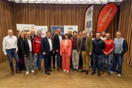 Landratskandidaten treffen auf engagierte Ehrenamtliche aus Vereinen und gemeinnützigen Organisationen Kandidaten zur Landratswahl und Vertreter der Vereine und Organisationen