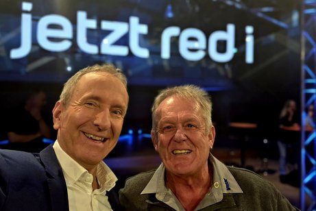 Tilmann Schöberl im Austausch mit Jürgen Zabelt VdK Waldkraiburg