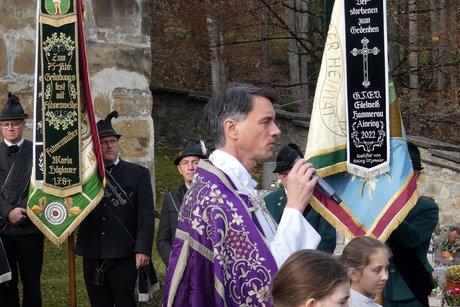 Pfarrer Wernher Bien mit Ministrantinnen bei der Ansprache