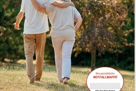 Zu sehen ist ein etwas &auml;lteres Paar von hinten, das Arm in Arm auf einer Wiese geht. Der eigene Name kann in ein daf&uuml;r vorgesehenes Feld eingetragen werden und der Titel der Mappe ist ebenfalls aufgedruckt.