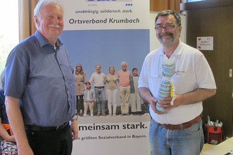 1. Vorstand Karl-Heinz Heberle bedankt sich bei Herrn Mehmet Bayraktar vom Bayrischen Roten Kreuz 1. Vorstand Karl-Heinz Heberle bedankt sich bei Herrn Mehmet Bayraktar vom Bayrischen Roten Kreuz