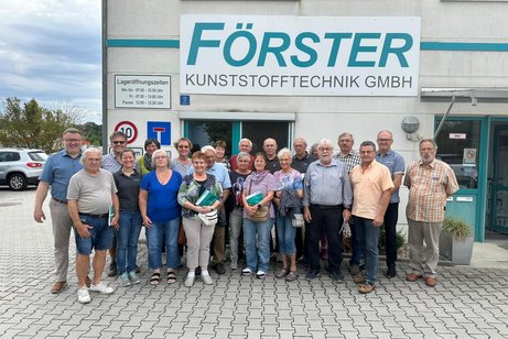 Gruppenfoto Betriebsbesichtigung Kunststoff Förster