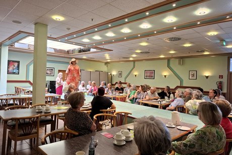 Modenschau Farbenfrohes Sommerkleid