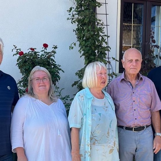 Foto der neu gew&auml;hlten Vorstandschaft des Ortsverbandes Haldenwang. Aufgenommen am 8.August 2025 vor der Gastwirtschaft Sonne bei sch&ouml;n sonnigem Wetter. Es zeigt Michael Gr&auml;&szlig;ler, Kassier, Hafenhofen; Chris Hohn Gr&auml;&szlig;ler, Ortsvorsitzende und Schriftf&uuml;hrerin, Hafenhofen; Emma Wiederhut, Beisitzerin; Rolf Steichele, Beisitzer; Hansj&ouml;rg Gla&szlig;, stellvertretender Ortsvorsitzender, Landensberg