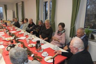 Einige Gäste der Weihnachtsfeier im evang. Gemeindehaus in Tröstau an der Kaffeetafel