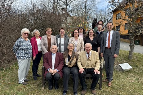 Im Bild ein Teil der Gratulanten mit(Sitzend von links): VdK-Ehrenkreisvorsitzender Heinz Hausmann, Ehefrau Brigitte mit Jubilar Dieter Wolf. Stehend (von links): Stellvertr. VdK-Ortsvorsitzende Gisela Mertel, VdK-Kreisfrauenvertr. Waltraud Schulthei&szlig;, VdK-Kreisvorsitzende Susanne Daum, 3. B&uuml;rgermeisterin Ruth T&ouml;lg, Tochter Birgit Kraus, Christine Graf (Sparkasse Kulmbach-Kronach), Tochter Carola Wolf, Marcel Witzgall (Sparkasse Kulmbach-Kronach) und 1. B&uuml;rgermeister J&ouml;rg Neubauer.