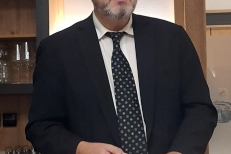 Pfarrer Jürgen Henrich am Rednerpult