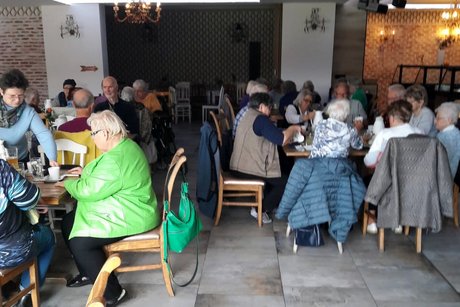 Personen am Kaffeetisch