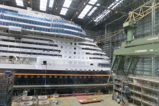 Auf dem Bild: Die Meyer Werft in Papenburg baut ein riesiges Kreuzfahrtschiff für 6.400 Gäste.