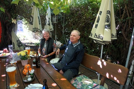 Teilnehmer beim Mittagessen im Landgasthof Taubertal