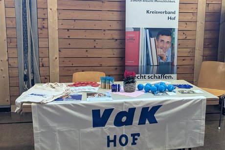 Der Infostand mit Werbematerial bestückt