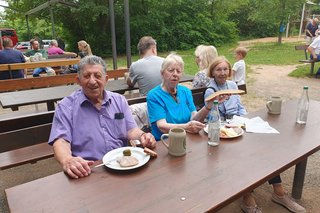 Teilnehmer beim Kellerbesuch