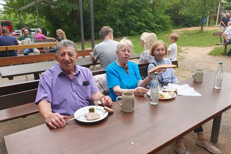 Teilnehmer beim Kellerbesuch