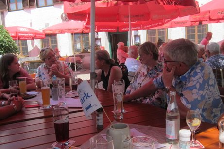 Mittagessen Hamberger gemütliche Runde beim Hamberger 2023