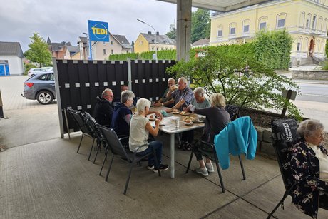 Gäste 9 Personen sitzen im Wirtsgarten