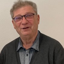 Das Foto zeigt den 1. Vorsitzenden des Ortsverbandes Poppenhausen Stefan Kohlinger mit grauem Haar,Brille und freundlichem L&auml;cheln