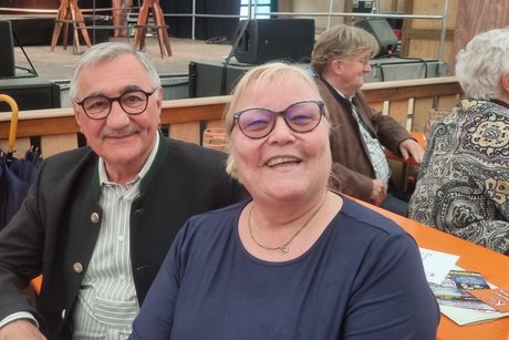 Unter den Festg&auml;sten: KV BGL Josef J&uuml;rgen, Silvia Stockhammer OV Stein-St.Georgen - im Hintergrund die Engelsberger