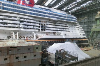 Auf dem Bild: Die Meyer Werft in Papenburg baut ein riesiges Kreuzfahrtschiff für 6.400 Gäste.