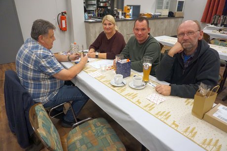 Teilnehmer*innen bei der Adventsfeier