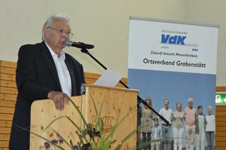 Sehr gut besucht war die Jubiläumsveranstaltung „75 Jahre VdK-Ortsverband Grabenstätt“. Der langjährige 1. Vorsitzende Rudi Göbel freute sich über die vielen Gäste und hob in seiner Rede die vielen ehrenamtlichen Helfer und Kümmerer vor Ort hervor, die sich seit der Gründung im Jahr 1949 den Sorgen und Nöten der Menschen angenommen hätten.