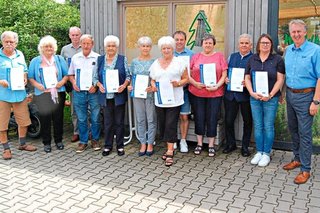 Ein Teil der Geehrten mit Kreisgeschäftsführer Helmut Plenk (ganz rechts). − F.: Konrad Limbecker, Elisabeth Aigner, Anna Hölzl, Helmut Altmann, Maria Altmann, Ludwig Reißmann, Roswitha Reißmann, Anna Maria Pledl, Maria Pfeffer, Markus Aigner, Max Stern, Siegfried Liebl, Karola Reisinger, Johann Ochsenbauer, Johann Mandl, Gisela Schreiner, Georg Graßl, Alfred Neppl, Alois Köppl, Birgitt Bäundl, Cornelia Lemberger, Fritz Biermeier, Marianne Niedermayer und Maria Winter. 30 Jahre: Alois Wurzer. 50 Jahre: Elisabeth Winkler.