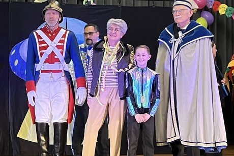 Der Prinz der Kindergarde &uuml;berreicht Eva Stollmann einen Faschingsorden.